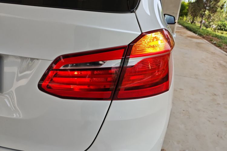 宝马2系旅行车 2018款 218i 时尚型车身外观9