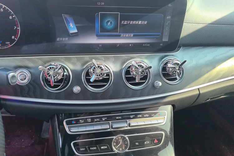 奔驰E级 2016款 E 200 L 运动型中控内饰16