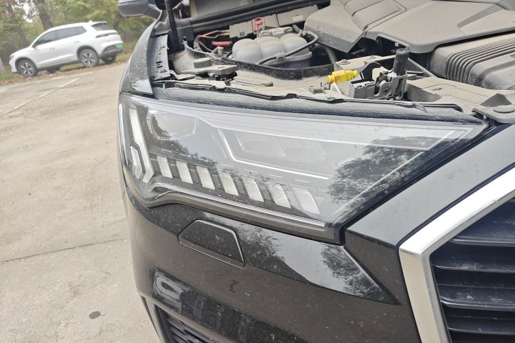 奥迪Q7 2023款 55 TFSI quattro S line运动型车身外观8