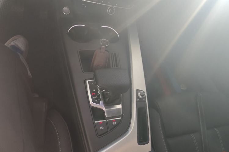 奥迪A4L 2023款 40 TFSI 时尚动感型中控内饰18