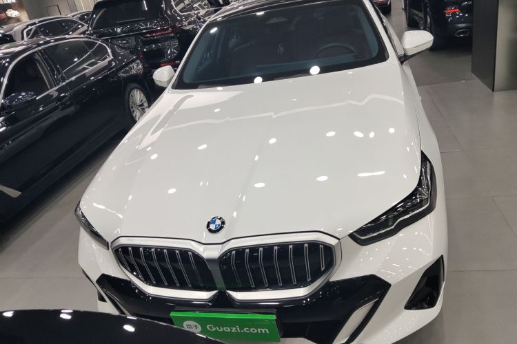 宝马5系 2024款 530Li 领先型 M运动套装车身外观2