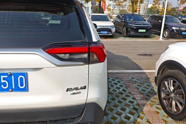 丰田 RAV4荣放 2021款 2.0L CVT四驱尊贵版车身外观9