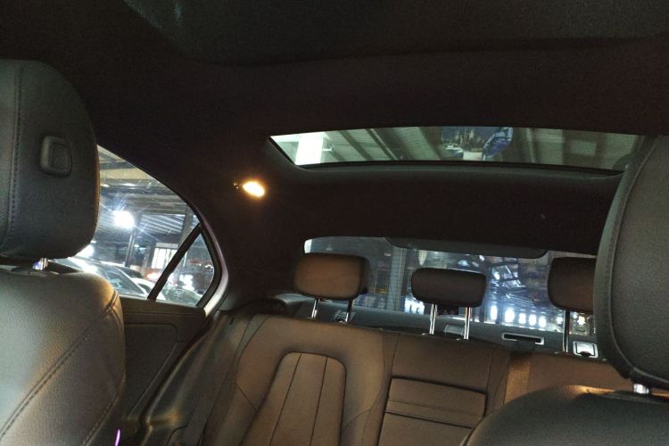 奔驰A级 2022款 A 200 L 运动轿车动感型局部细节22