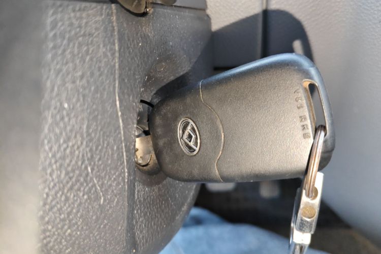 上汽大通MAXUS 新途V80 2021款 2.0T AMT经典傲运通短轴中顶5/6座中控内饰11