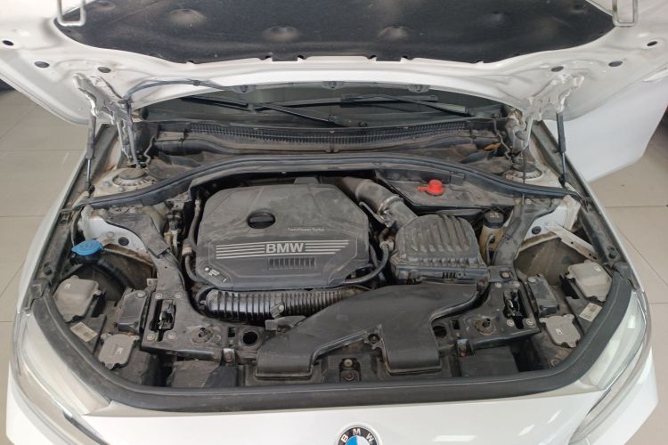 宝马1系 2022款 125i M运动曜夜版机舱底盘24