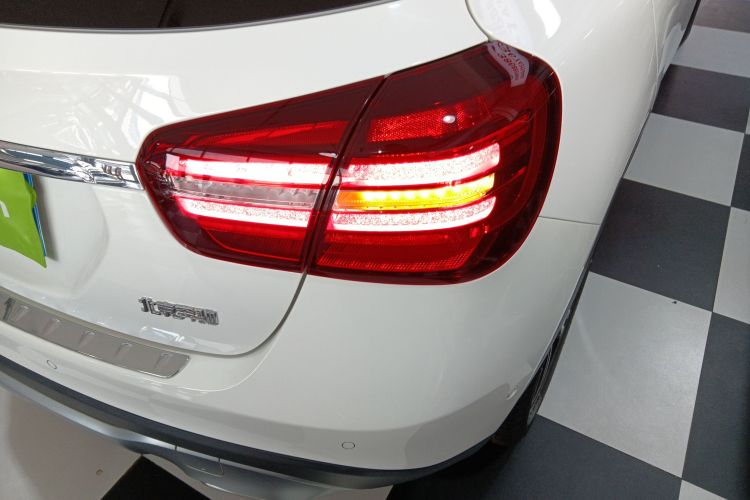 奔驰GLA 2018款 GLA 200 时尚型车身外观9