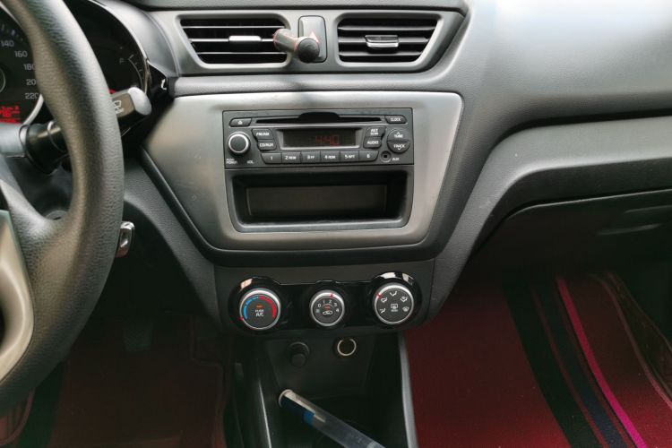 起亚K2 2015款 三厢 1.4L MT GLS局部细节16