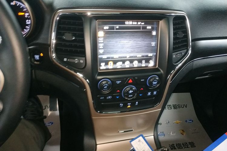 Jeep 大切诺基(进口) 2014款 3.6L 精英导航版中控内饰16