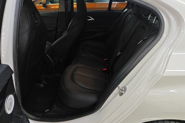 宝马1系 2021款 改款 125i M运动曜夜版中控内饰21