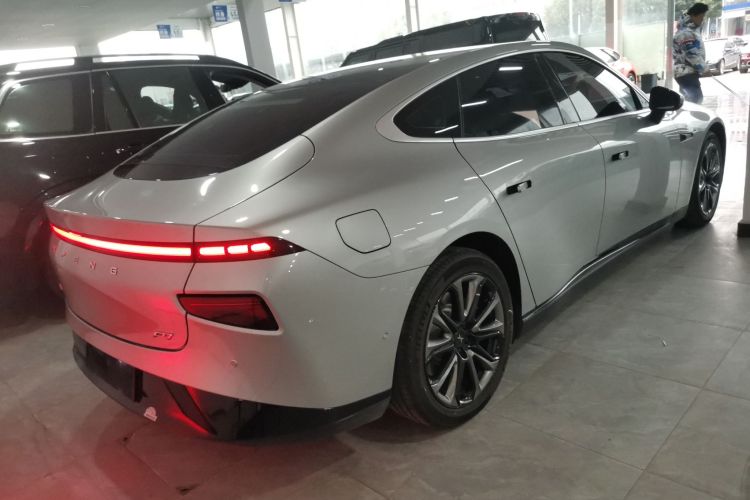 小鹏P7 2022款 480E+车身外观7