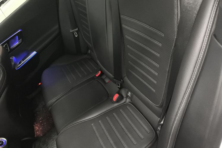 奔驰C级 2022款 C 260 L 皓夜运动版中控内饰7004