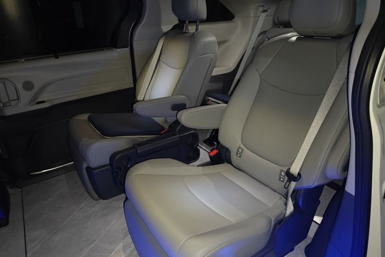 丰田 格瑞维亚 2023款 2.5L混动 舒适版中控内饰21