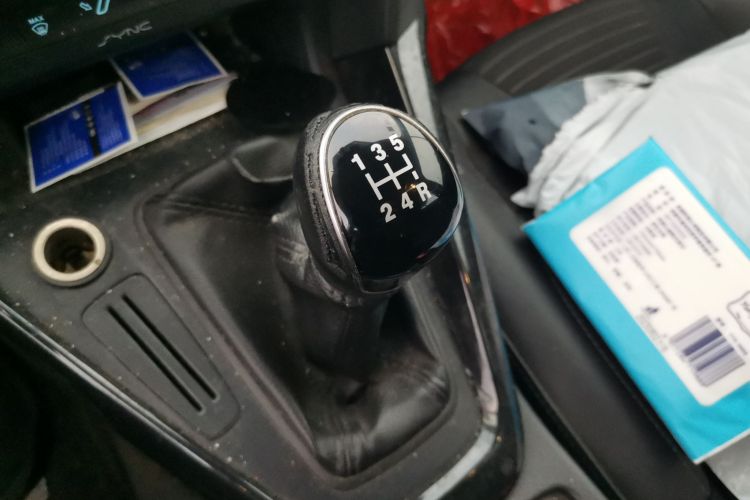 福特 福克斯 2015款 两厢 1.6L 手动风尚型中控内饰18