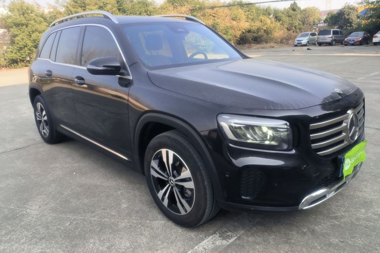 奔驰GLB 2024款 改款 GLB 200 动感型车身外观3