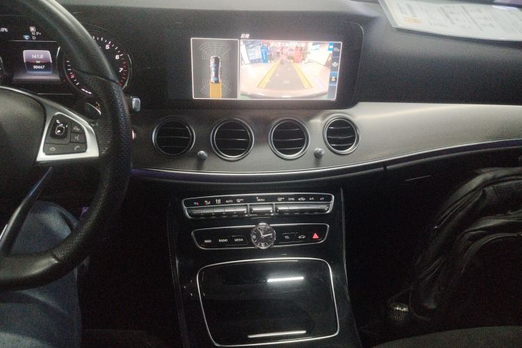 奔驰E级 2017款 E 200 运动型 4MATIC中控内饰16