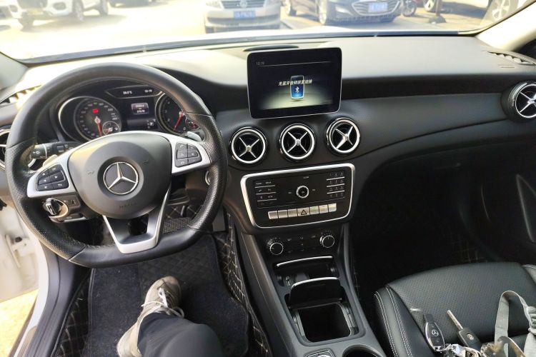 奔驰GLA 2019款 GLA 200 动感型中控内饰12