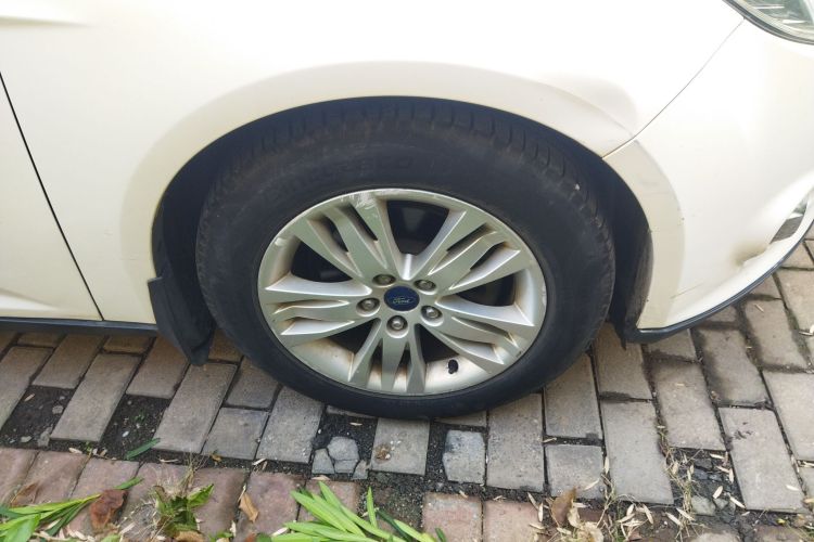 福特 福克斯 2012款 两厢 1.6L 手动舒适型车身外观10