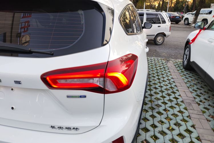 福特 福克斯 2021款 猎装版 EcoBoost 180 自动猎潮型车身外观9