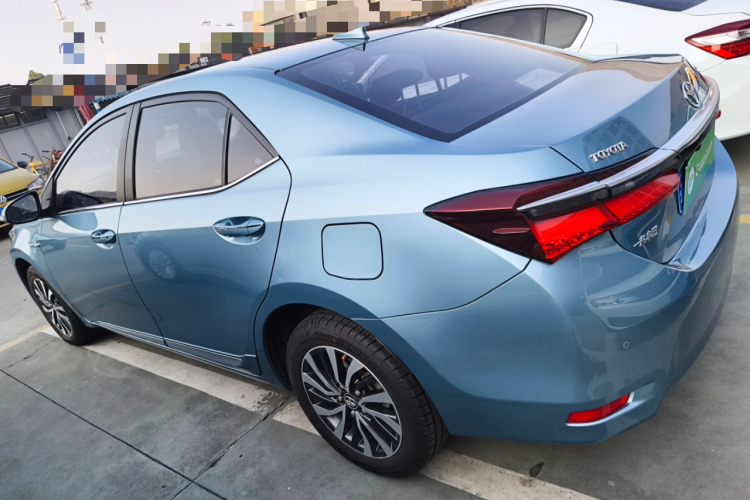 丰田 卡罗拉 2017款 改款双擎 1.8L E-CVT精英版车身外观4