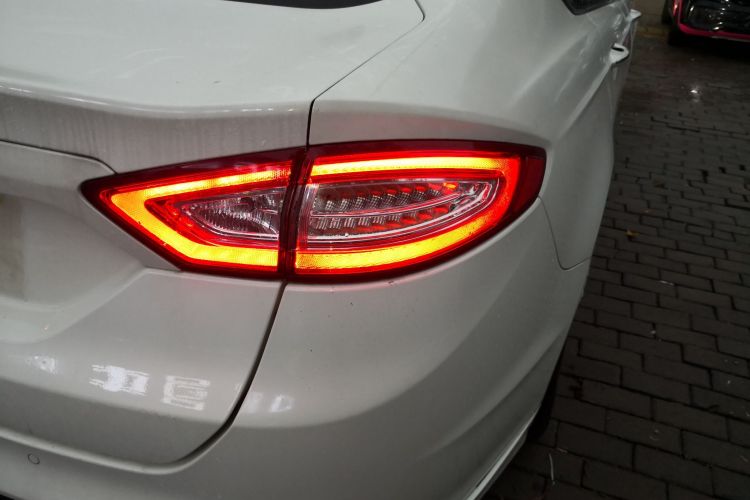 福特 蒙迪欧 2013款 2.0L GTDi200时尚型车身外观9