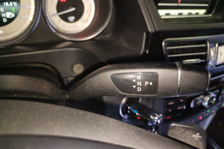 奔驰E级 2015款 E 260 L 运动型中控内饰18