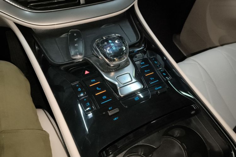 腾势D9 2024款 DM-i 1050 尊享型中控内饰18