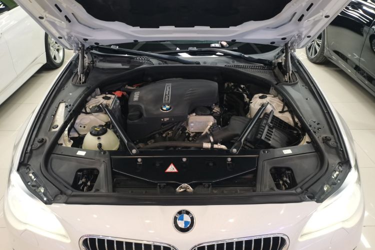 宝马5系 2014款 525Li 豪华设计套装机舱底盘24