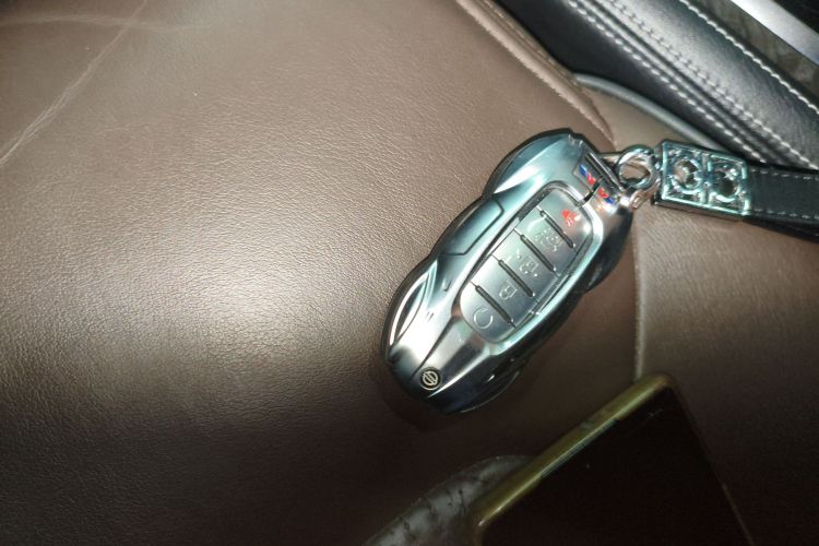 日产 途乐（平行进口） 中控内饰11