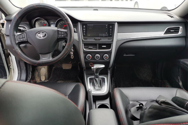 奔腾B30 2016款 1.6L 自动尊享型中控内饰12