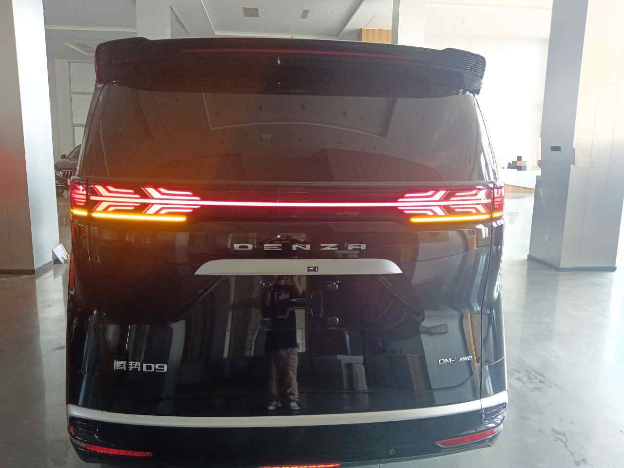 腾势D9 2024款 DM-i 980 四驱尊荣型(3)
