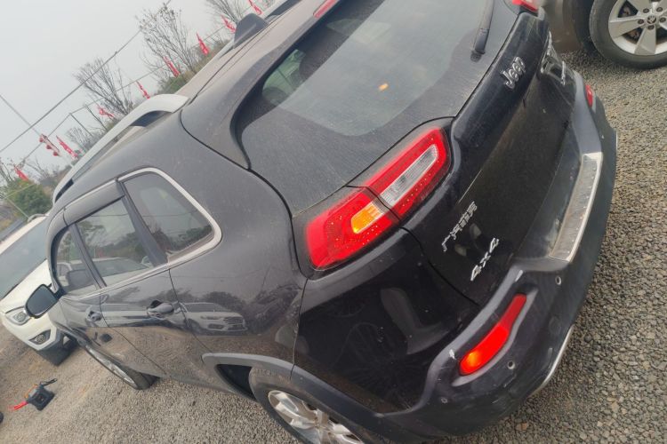 Jeep 自由光 2016款 2.4L 优越版车身外观4