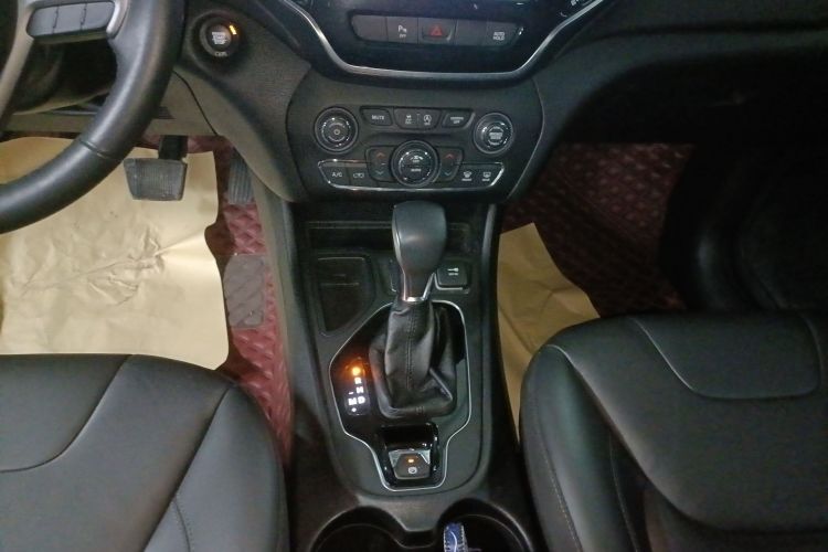 Jeep 自由光 2019款 2.0T 两驱智享版 国VI中控内饰18