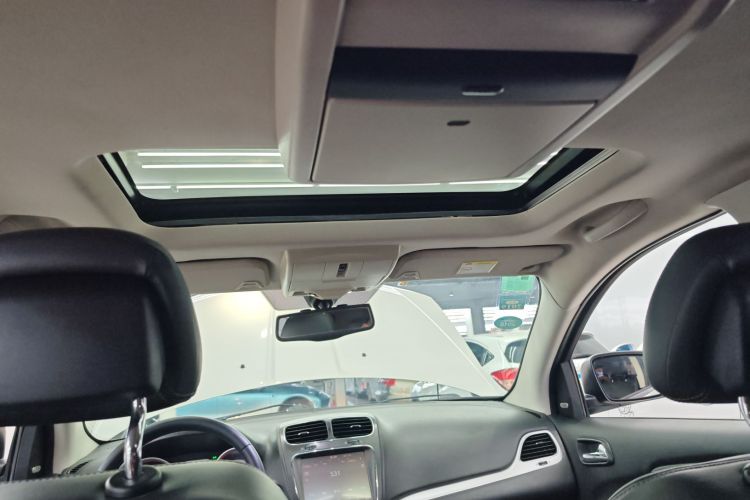 道奇 酷威  2.4L 两驱旅行版中控内饰22