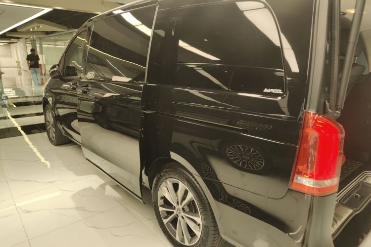 奔驰V级 2021款 V 260 领航版车身外观4