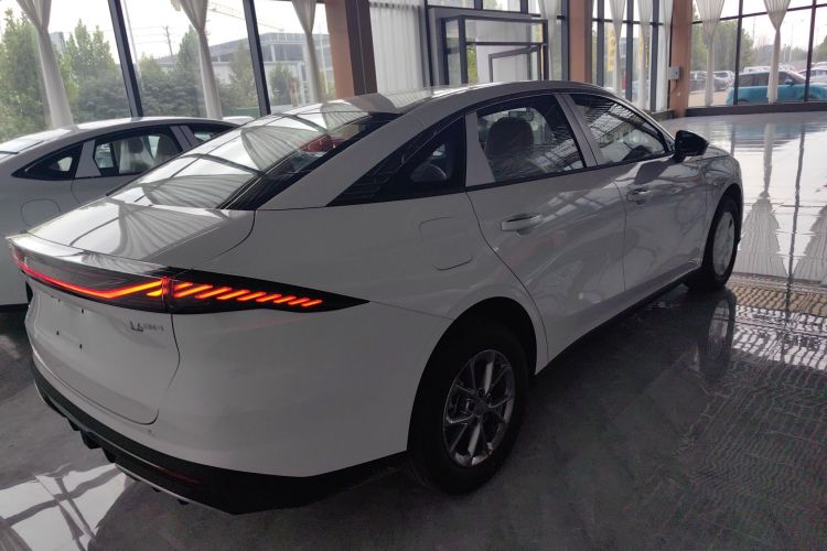 吉利银河 银河L6 2025款 EM-i 60km 探索版车身外观7