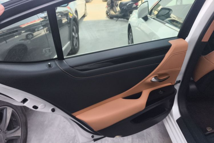 雷克萨斯ES 2023款 200 卓越版中控内饰49