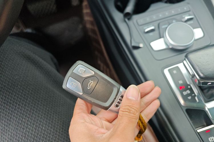 奥迪A4L 2018款 30周年年型 40 TFSI 时尚型中控内饰11