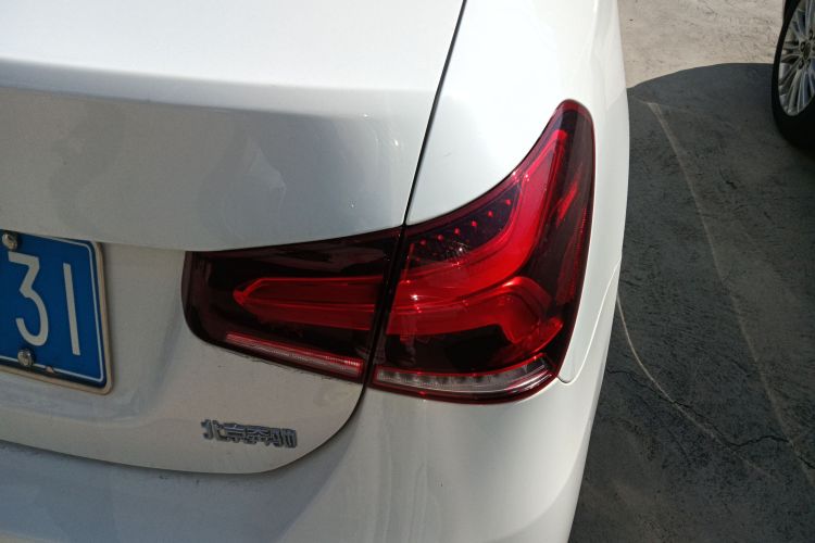 奔驰A级 2022款 改款三 A 200 L 运动轿车时尚型车身外观9