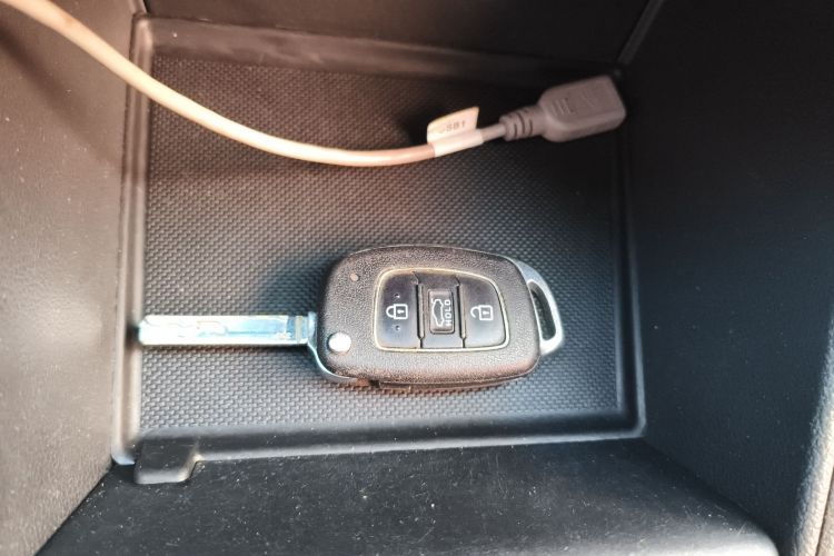 现代 悦纳 2016款 1.4L 手动炫酷版GLS中控内饰11