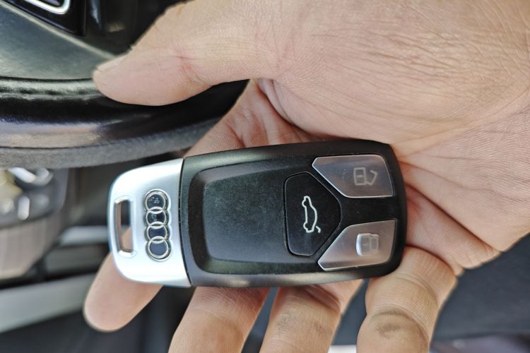 奥迪A4L 2018款 30周年年型 40 TFSI 进取型中控内饰11