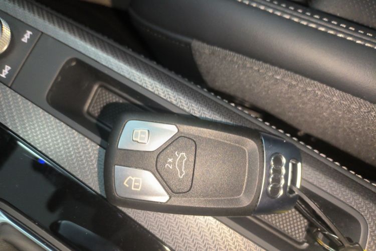 奥迪Q5L 2025款 45周年典藏版 45 TFSI 豪华动感型中控内饰11