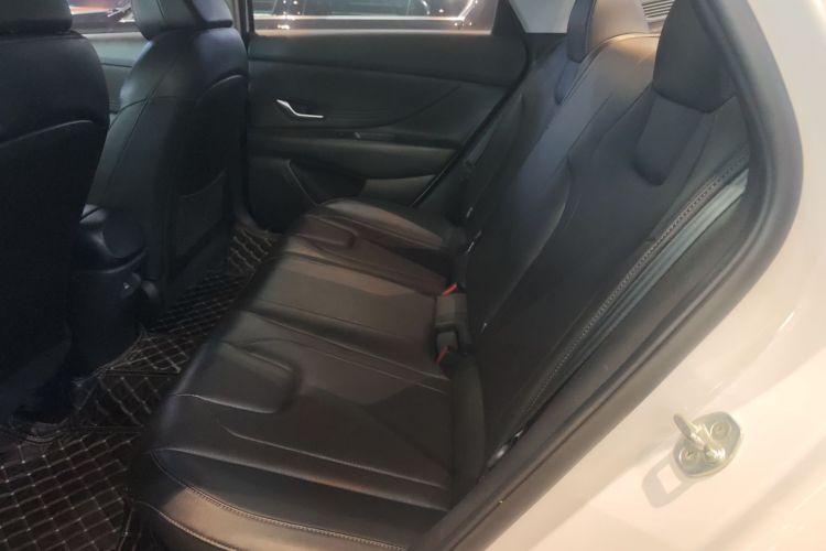 现代 伊兰特 2021款 1.5L CVT LUX尊贵版中控内饰7004