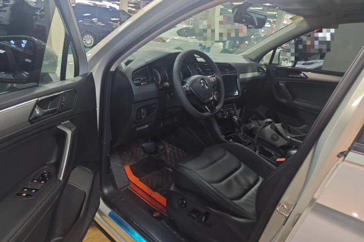 大众 途观L 2020款 330TSI 自动两驱全景舒适版 国VI中控内饰20