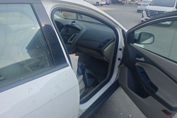 福特 福克斯 2012款 三厢 1.6L 自动舒适型局部细节9005