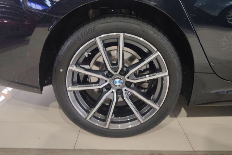 宝马3系 2023款 320Li M运动套装车身外观6008