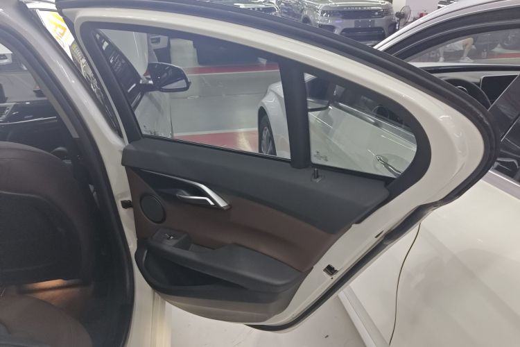 宝马1系 2019款 120i 领先型M运动套装中控内饰7006