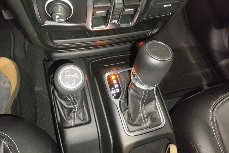 Jeep 角斗士 2023款 3.6L Overland中控内饰18