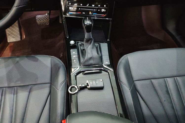 大众 帕萨特 2025款 出众款 380TSI 龙腾版中控内饰18