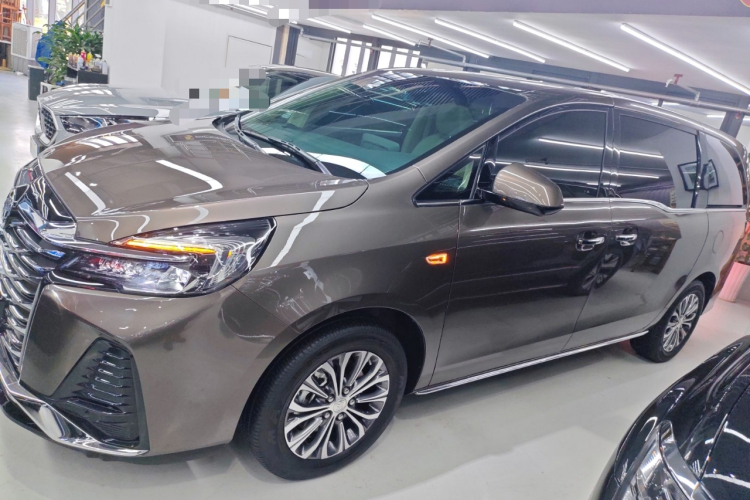 别克GL8 2023款 改款 陆上公务舱 豪华型车身外观4