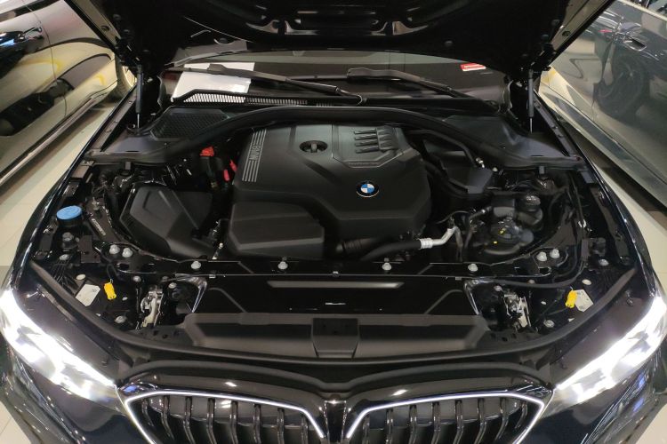 宝马3系 2025款 330Li M运动曜夜套装机舱底盘24